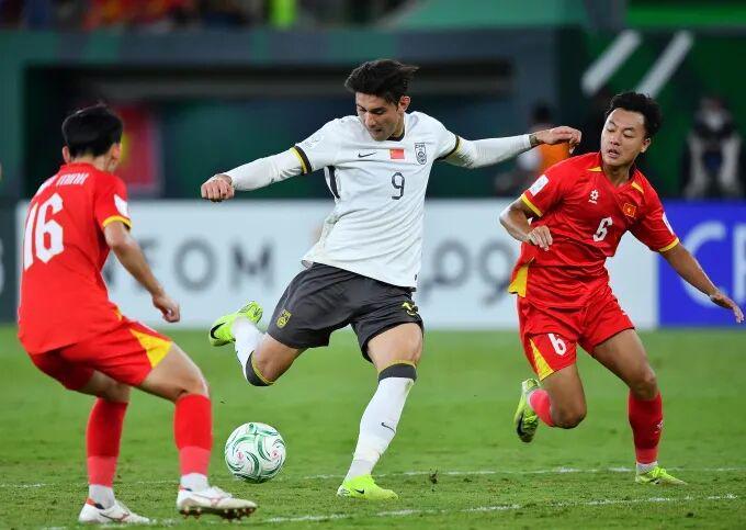 开云体育入口-越南球迷哭了！中国队3-0战胜越南队！