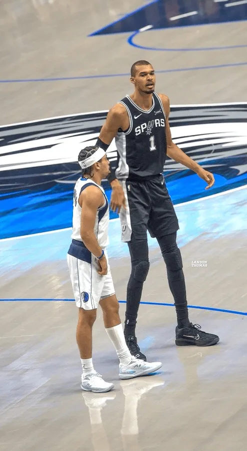 开云体育官网-误入巨人国！Memes晒内姆布哈德和文班亚马的身高对比